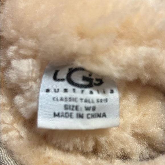 UGG Classic Tall boots in women’s 8 - Picture 11 of 13